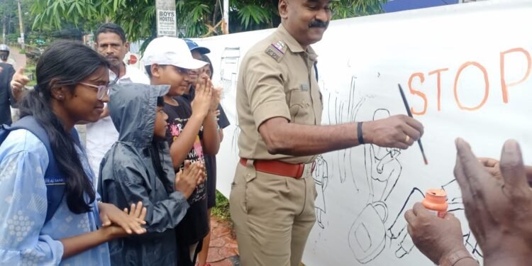 ലഹരിക്കെതിരായി വാൾ പെയിന്റിങ് നടത്തി പേട്ട ഫൊറോന സാമൂഹ്യ ശൂശ്രൂഷ