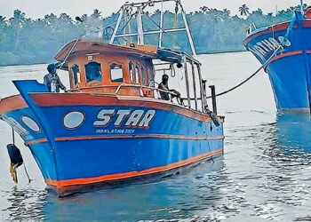 മത്സ്യത്തൊഴിലാളികൾക്കു സുരക്ഷയൊരുക്കാൻ പെയിന്റടിച്ച് മുഖം മിനുക്കിയ തകരാറിലായ റെസ്ക്യു ബോട്ട്