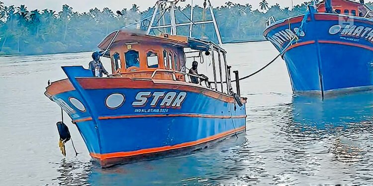 മത്സ്യത്തൊഴിലാളികൾക്കു സുരക്ഷയൊരുക്കാൻ പെയിന്റടിച്ച് മുഖം മിനുക്കിയ തകരാറിലായ റെസ്ക്യു ബോട്ട്