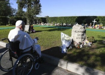 ലോറെന്തീനോ സെമിത്തേരിയില്‍ പ്രാര്‍ത്ഥനയുമായി ഫ്രാന്‍സിസ് പാപ്പ