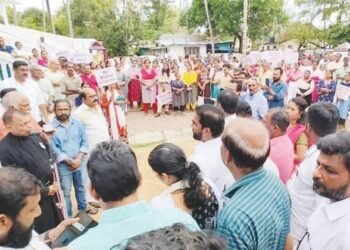 പണം കൊടുത്ത് വാങ്ങിയതങ്ങനെ വഖഫ് ഭൂമിയാകും? മുനമ്പം വഖഫ് ഭൂമിയല്ലെന്ന് കാര്യകാരണങ്ങള് നിരത്തി പ്രതിപക്ഷ നേതാവ്