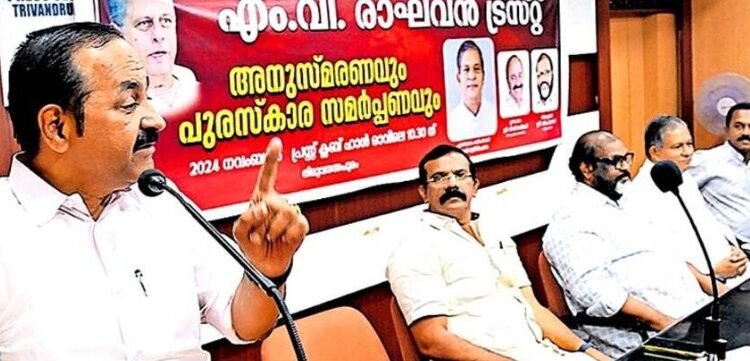 എംവിആർ പുരസ്കാരം മോൺ. യൂജിൻ പെരേരയ്ക്കു സമ്മാനിച്ചു