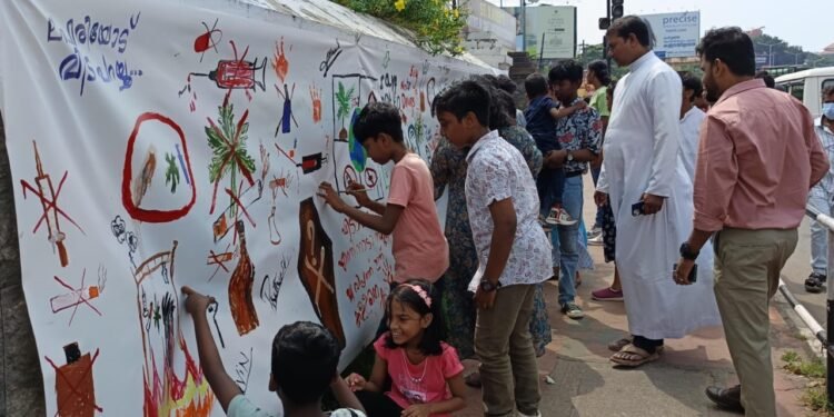 ലഹരിക്കെതിരെ ഫ്രീഡം വാൾ പെയിന്റിംഗ് സംഘടിപ്പിച്ച് പാളയം ഫൊറോന സാമൂഹ്യ ശുശ്രൂഷ