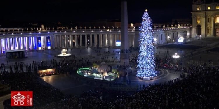 മുക്കുവരുടെ ചെറുകുടിലിൽ തിരുക്കുടുംബത്തിന് വാസസ്ഥലം, വള്ളത്തിൽ പൂജരാക്കൻമാർ; വത്തിക്കാനിലെ ഈ വർഷത്തെ തിരുപ്പിറവിരംഗം ശ്രദ്ധനേടുന്നു
