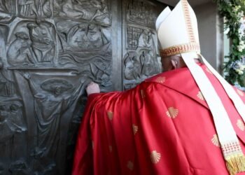 പാപ്പാ കാരാഗൃത്തിൽ വിശുദ്ധവാതിൽ തുറന്നു; സഭയുടെ ചരിത്രത്തിൽ ആദ്യമായി ഒരു വിശുദ്ധ വാതിൽ തടവറയിൽ