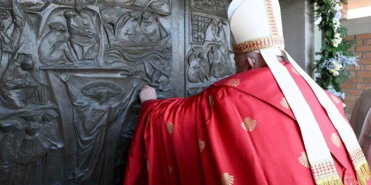 പാപ്പാ കാരാഗൃത്തിൽ വിശുദ്ധവാതിൽ തുറന്നു; സഭയുടെ ചരിത്രത്തിൽ ആദ്യമായി ഒരു വിശുദ്ധ വാതിൽ തടവറയിൽ