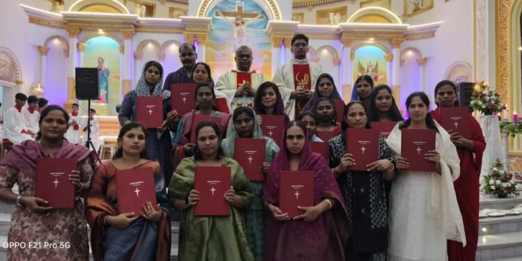 ബൈബിൾ വചനങ്ങൾ പകർത്തിയെഴുതി പുതുക്കുറിച്ചി ഇടവക മതബോധന സമിതി