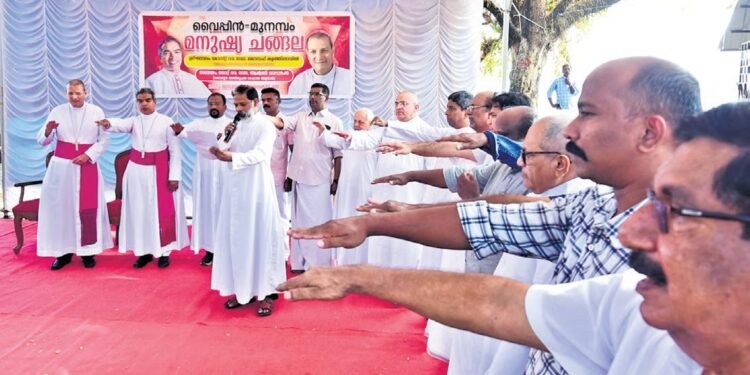 മനുഷ്യച്ചങ്ങല സംഘടിപ്പിച്ച് മുനമ്പം സമരസമിതി; അണിനിരന്നത് 25000ത്തോളം പേര്