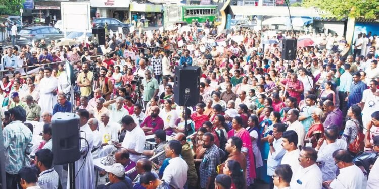 മുനമ്പം ഭൂസമരം നൂറാം ദിനത്തിലേക്ക്; ക്രൈസ്തവ സഭകളുട കൂട്ടായ്മയായ ആക്സിന്റെ നേതൃത്വത്തിൽ മുനമ്പം കടപ്പുറം പള്ളി അങ്കണത്തിൽ രാപ്പകൽ സമരം