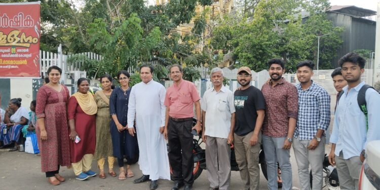 ഉപവി പ്രവർത്തനം നടത്തി ജൂബിലി ആഘോഷങ്ങൾക്ക് തുടക്കംകുറിച്ച് കുന്നുംപുറം ഇടവക യുവജനങ്ങൾ