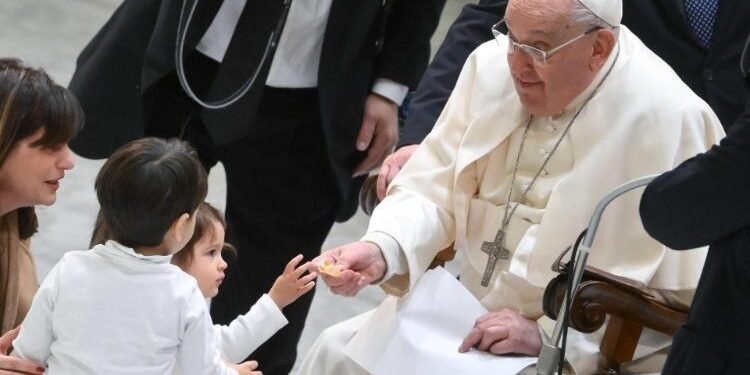 കുട്ടികളെക്കുറിച്ച് അപ്പസ്‌തോലിക ലേഖനം എഴുതുമെന്ന പ്രഖ്യാപനവുമായി ഫ്രാന്‍സിസ് പാപ്പ