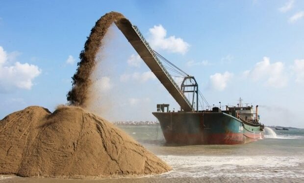 കടൽമണൽ കോരൽ മത്സ്യസമ്പത്തിനു ഭീഷണി; പ്രതിഷേധം ശക്തമാകണം