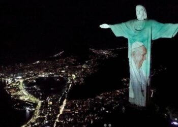 ബ്രസീലിലെ ‘ക്രൈസ്റ്റ് ദി റെഡീമര്‍’ രൂപത്തില്‍ ഫ്രാന്‍സിസ് പാപ്പയ്ക്കു പ്രാര്‍ത്ഥന അര്‍പ്പിച്ച് പാപ്പയുടെ ചിത്രം