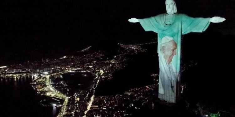 ബ്രസീലിലെ ‘ക്രൈസ്റ്റ് ദി റെഡീമര്‍’ രൂപത്തില്‍ ഫ്രാന്‍സിസ് പാപ്പയ്ക്കു പ്രാര്‍ത്ഥന അര്‍പ്പിച്ച് പാപ്പയുടെ ചിത്രം