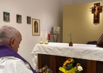 ചികിത്സയിൽ തുടരുന്ന ഫ്രാൻസിസ് പാപ്പയുടെ പ്രാർഥിക്കുന്ന ചിത്രം പുറത്തുവിട്ട് വത്തിക്കാൻ