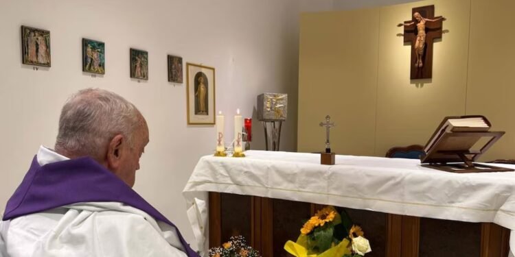 ചികിത്സയിൽ തുടരുന്ന ഫ്രാൻസിസ് പാപ്പയുടെ പ്രാർഥിക്കുന്ന ചിത്രം പുറത്തുവിട്ട് വത്തിക്കാൻ