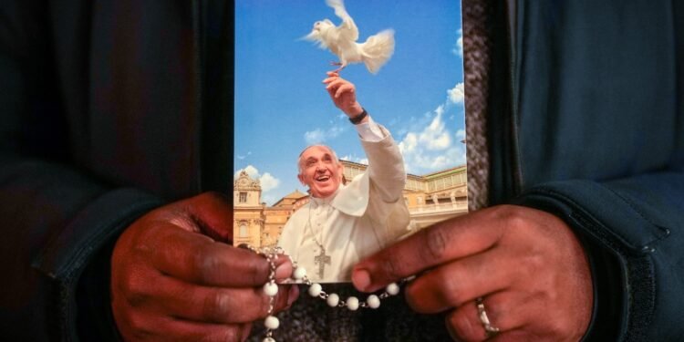 ജെമെല്ലിയില് നിന്ന് ആശ്വാസവാര്ത്ത; ഫ്രാൻസിസ് പാപ്പാ അപകടനില തരണം ചെയ്തു