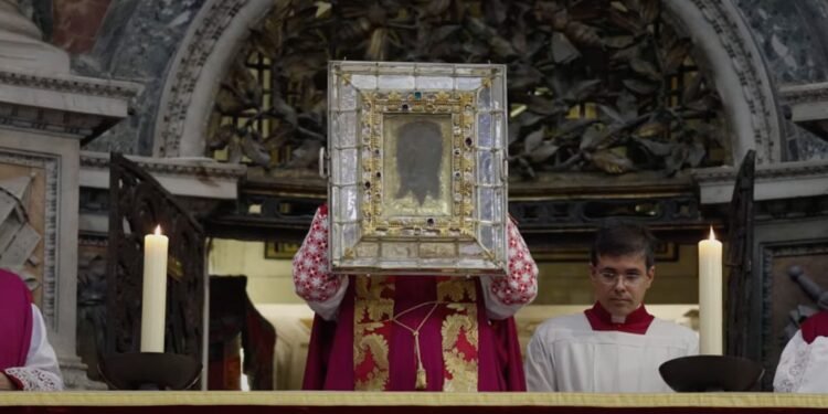 വേറോനിക്കയുടെ തൂവാല തിരുശേഷിപ്പ് സെന്റ്. പീറ്റേഴ്സ് ബസിലിക്കയില് പ്രദര്ശിപ്പിച്ചു