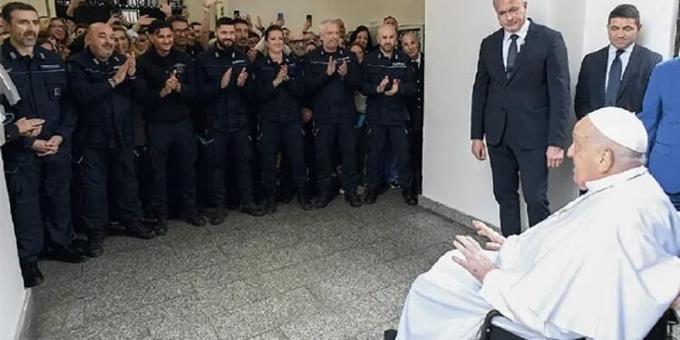 പെസഹാ ദിനത്തിൽ ജയിലിൽ അപ്രതീക്ഷിത സന്ദർശനം നടത്തി തടവുകാർക്ക് വേണ്ടി പ്രാർത്ഥിച്ച് ഫ്രാൻസിസ് പാപ്പ