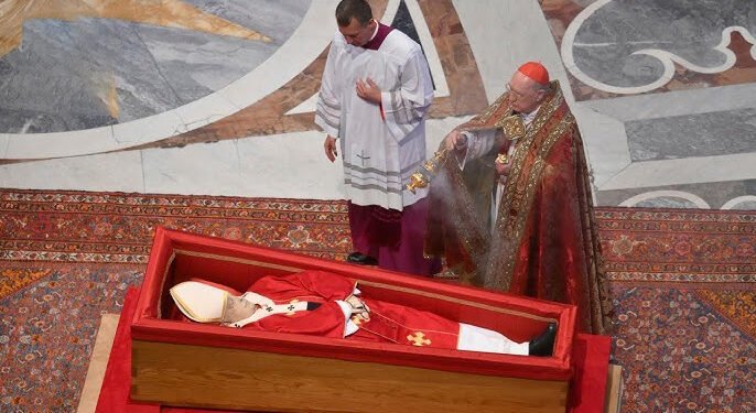 ദിവംഗതനായ ഫ്രാന്സിസ് പാപ്പയുടെ ഭൗതികശരീരം സെന്റ് പീറ്റേഴ്സ് ബസിലിക്കയിൽ പൊതുദർശനത്തിനുവച്ചു; വന് ജനപ്രവാഹം