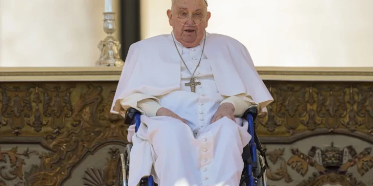 ആശുപത്രി വിട്ടശേഷം ഫ്രാന്‍സിസ് പാപ്പ ആദ്യമായി പൊതുവേദിയില്‍; കൈയടിച്ച് വിശ്വാസികള്‍