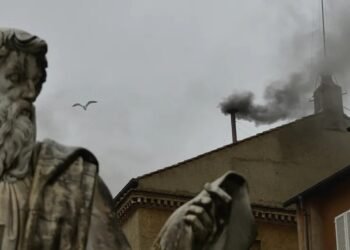 വത്തിക്കാനിൽ കറുത്ത പുക; കോൺക്ലേവിന്റെ ഒന്നാംഘട്ട വോട്ടെടുപ്പിൽ പാപ്പയെ തിരഞ്ഞെടുക്കാനായില്ല