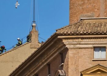 ഇനി ലോകത്തിന്റെ ശ്രദ്ധയിവിടെ; സിസ്റ്റൈന് ചാപ്പലിനു മുകളില് പുകക്കുഴൽ സ്ഥാപിച്ചു