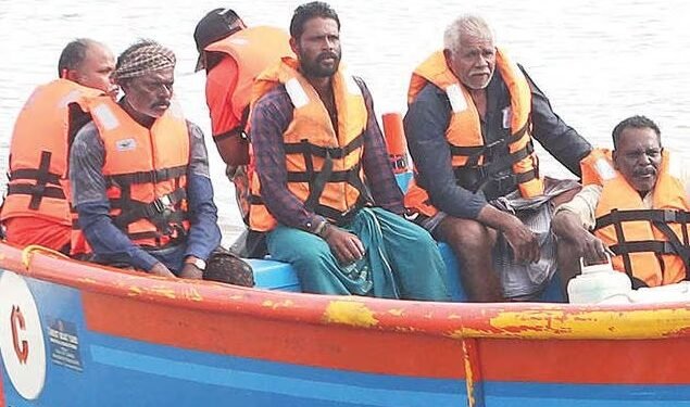 വിഴിഞ്ഞത്ത് ആശ്വാസം; കടലിൽ അകപ്പെട്ട എട്ട്‌ മത്സ്യത്തൊഴിലാളികൾ തിരിച്ചെത്തി