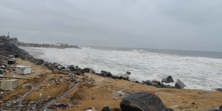 തീരത്തെ ദുരിതബാധിത പ്രദേശങ്ങൾ വിവിധ ശുശ്രൂഷ പ്രതിനിധികൾ സന്ദർശിച്ചു; നടപടികൾ കൈകൊള്ളണമെന്ന് സർക്കാരിനോടാവശ്യപ്പെട്ടു