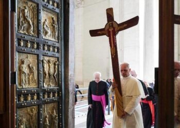 റോമന്‍ കൂരിയ ജൂബിലി തീർത്ഥാടനത്തിൽ കുരിശ് വാഹകനായി ലിയോ പാപ്പ