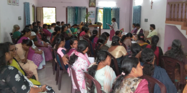 തുത്തൂർ ഫെറോന സാമൂഹ്യ ശുശ്രൂഷ ബോധവത്കരണ ക്ളാസ്സ് സംഘടിപ്പിച്ച് ഫലവൃക്ഷത്തൈകൾ വിതരണം ചെയ്തു