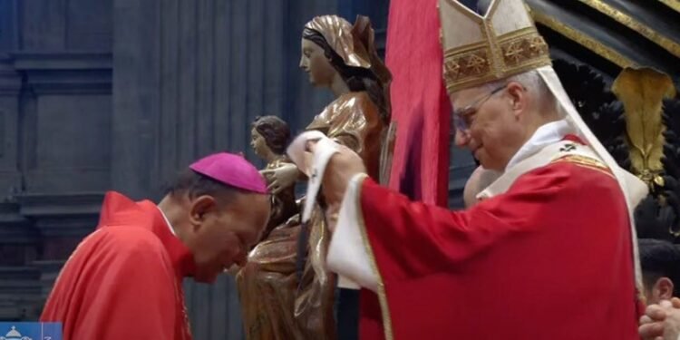 കോഴിക്കോട് അതിരൂപതയുടെ പ്രഥമ മെത്രാപ്പോലീത്ത വർഗീസ് ചക്കാലയ്ക്കൽ  പാലിയം സ്വീകരിച്ചു