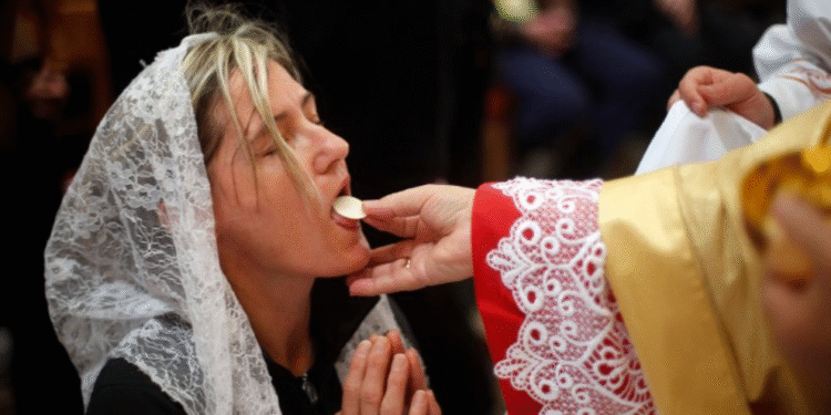 ദിവ്യകാരുണ്യം നാവില്‍ സ്വീകരിക്കുന്നവര്‍ക്ക് യേശുവിന്റെ സാന്നിധ്യത്തില്‍ കൂടുതല്‍ വിശ്വാസമുള്ളതായി പഠന റിപ്പോര്‍ട്ട്