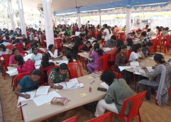 തിരുവെഴുത്ത് 2025; തുമ്പ ഇടവകയിൽ ഒരു മണിക്കൂറിൽ സമ്പൂർണ്ണ ബൈബിൾ കൈയെഴുത്ത് പ്രതി തയ്യാറാക്കി