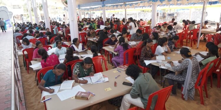 തിരുവെഴുത്ത് 2025; തുമ്പ ഇടവകയിൽ ഒരു മണിക്കൂറിൽ സമ്പൂർണ്ണ ബൈബിൾ കൈയെഴുത്ത് പ്രതി തയ്യാറാക്കി