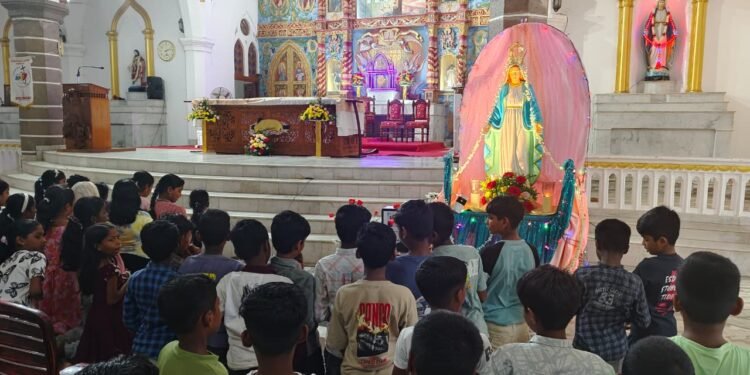 ജപമാല മാസത്തിൽ അഖണ്ഡ ജപമാല സമർപ്പിച്ച് പുല്ലുവിള ഇടവകയിലെ വിദ്യാർഥികളും അധ്യാപകരും