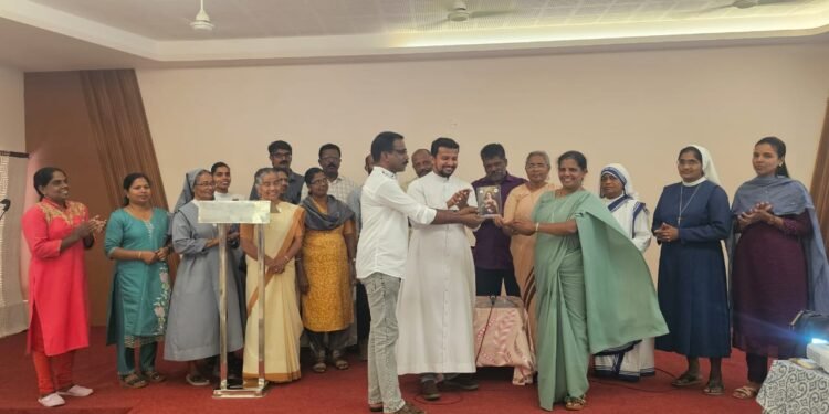 വിശുദ്ധ കൊച്ചുത്രേസ്യയുടെ നവമാലികയെ ആസ്പദമാക്കിയുള്ള ചോദ്യാവലി ബുക്ക് തയ്യാറാക്കി പുല്ലുവിള ഫൊറോന ബിസിസി