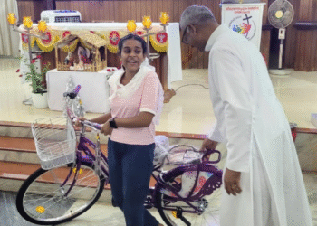 ആഗമനകാലം മുടങ്ങാതെ ദിവ്യബലിയിൽ പങ്കെടുക്കുന്ന മതബോധന വിദ്യാർത്ഥികൾക്ക് സൈക്കിൾ സമ്മാനം; വാഗ്ദാനം പാലിച്ച് വട്ടിയൂർക്കാവ് ഇടവക വികാരി