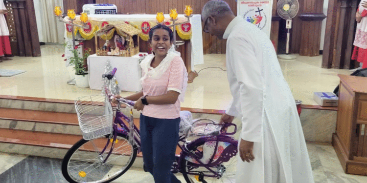 ആഗമനകാലം മുടങ്ങാതെ ദിവ്യബലിയിൽ പങ്കെടുക്കുന്ന മതബോധന വിദ്യാർത്ഥികൾക്ക് സൈക്കിൾ സമ്മാനം; വാഗ്ദാനം പാലിച്ച് വട്ടിയൂർക്കാവ് ഇടവക വികാരി