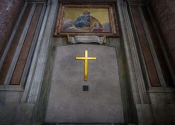 ജൂബിലി വര്‍ഷത്തിന് സമാപനം; വത്തിക്കാനിലെ സെന്റ് പീറ്റേഴ്സ് ബസിലിക്കയിലെ വിശുദ്ധ വാതില്‍ അടച്ചു