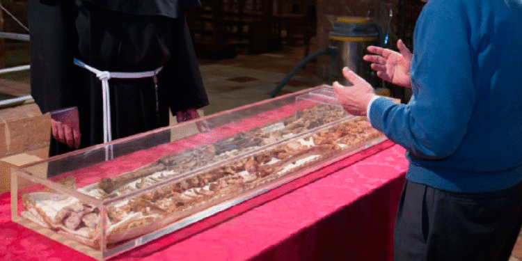 വിശുദ്ധ ഫ്രാൻസിസ് അസീസ്സിയുടെ ഭൗതീക തിരുശേഷിപ്പുകൾ പരസ്യവണക്കത്തിനായി തുറക്കും