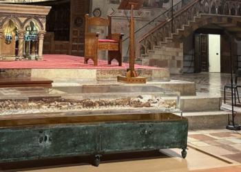 എണ്ണൂറാം ചരമ വാര്‍ഷികം: വിശുദ്ധ ഫ്രാന്‍സിസ് അസീസിയുടെ ഭൗതികാവശിഷ്ടങ്ങള്‍ പൊതു ദര്‍ശനത്തിന് വെച്ചു; ചരിത്രത്തില്‍ ആദ്യം