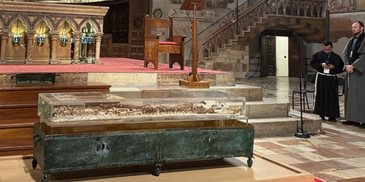 എണ്ണൂറാം ചരമ വാര്‍ഷികം: വിശുദ്ധ ഫ്രാന്‍സിസ് അസീസിയുടെ ഭൗതികാവശിഷ്ടങ്ങള്‍ പൊതു ദര്‍ശനത്തിന് വെച്ചു; ചരിത്രത്തില്‍ ആദ്യം