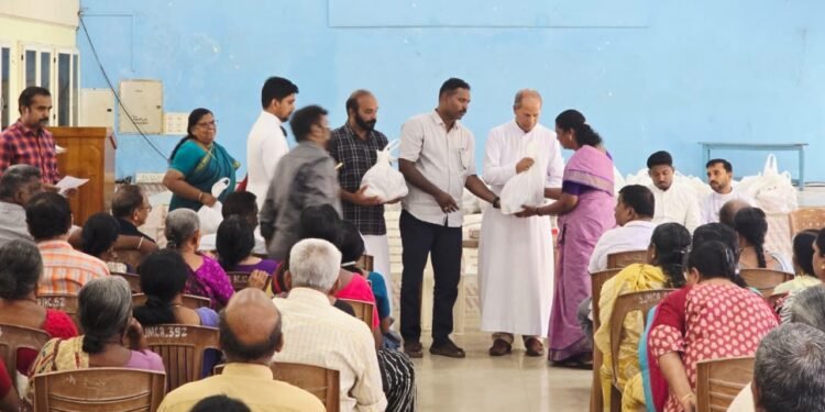 പാളയം ഇടവക അൽമായ ശുശ്രൂഷ ഉത്ഥാന തിരുനാളിനോടനുബന്ധിച്ച് ഭക്ഷ്യ കിറ്റുകൾ വിതരണം ചെയ്തു