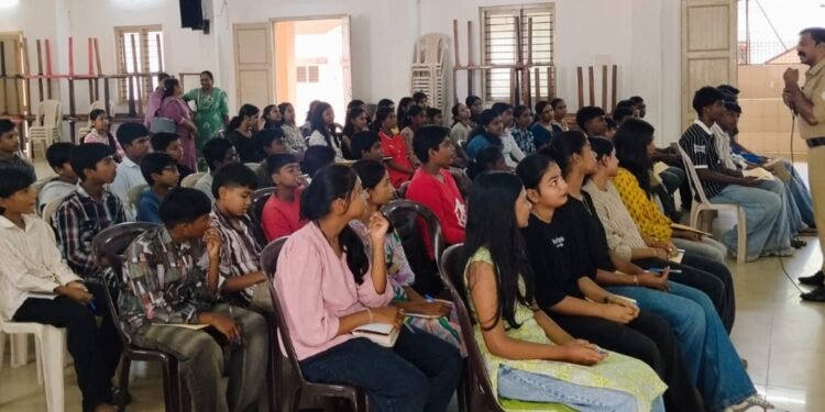 വലിയതുറ ഫെറോനാ വിദ്യാഭ്യാസ ശുശ്രൂഷ വിദ്യാർത്ഥികൾക്കായി സൈബർ, ട്രാഫിക് & നർക്കോട്ടിക് അവയർനസ് ക്ലാസ് നടത്തി