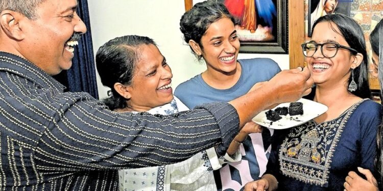 ആറാം മാസത്തില്‍ പിറന്ന കുഞ്ഞ്, കാഴ്ച ഒരു കണ്ണിന് മാത്രം; ബൈബിള്‍ വചനങ്ങള്‍ കൂട്ടായപ്പോള്‍ പ്ലസ് ടു വിന് 1200/1200