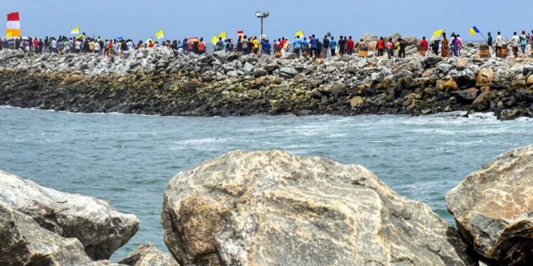 വിഴിഞ്ഞം സമരം;എഫ്‌സിആര്‍എ ലൈസന്‍സ് പുതുക്കല്‍ നിഷേധിച്ച കേന്ദ്ര നടപടി നിയമവിരുദ്ധമെന്ന് ഹൈക്കോടതി