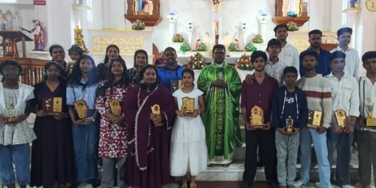 തോപ്  ഇടവകയിൽ വിദ്യാഭ്യാസ ശുശ്രൂഷ സമിതി ഉന്നത വിജയം കരസ്ഥമാക്കിയ വിദ്യാർഥികളെ ആദരിച്ചു