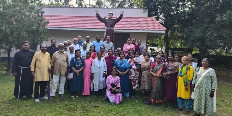 വട്ടിയൂർക്കാവ് ലിറ്റിൽ ഫ്ലവർ ദേവാലയത്തിലെ  വിശ്വാസികൾ പൂർണ്ണ ദണ്ഡവിമോചനത്തിനായി വി. ഫ്രാൻസിസ് അസീസി ദേവാലയവും ആശ്രമവും സന്ദർശിച്ചു
