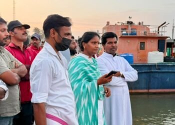 മുതലപ്പൊഴി; കായലിൽവീണ് മത്സ്യത്തൊഴിലാളിയെ കാണാതായി